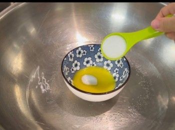 step10: 另一邊廂，將20克的牛油、1/8茶匙的鹽和兩湯匙的砂糖，放於熱水中座溶。