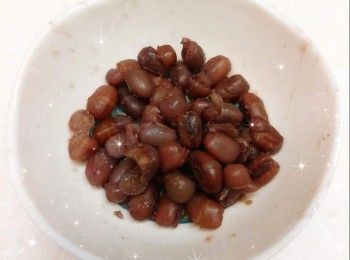 step4: 先盛起一半的紅豆（約24 g），剩下的紅豆糖水用攪拌機打成細緻糊泥狀