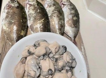 step1: 果皮預先浸軟去囊，再切成果皮絲，薑切絲，生菜切絲，皮蛋一開四，四分一搓爛，四分三每份一開二