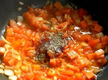 step3: 放入番茄、洋蔥以及胡蘿蔔拌炒均勻。番茄軟化出水後加入義式香料、番茄醬拌勻。