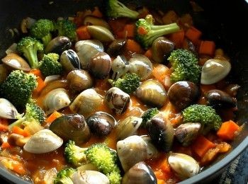 step5: 放入蛤蜊以及青花菜，蓋上鍋蓋煮2-3分鐘。