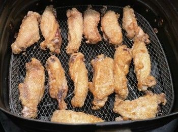 step1: <a href="https://bit.ly/3zHU5V3" target="_blank" data-keyword="雞翼" class="guide-link"><strong>雞翼</strong></a> <span style="display:inline-block;vertical-align:middle;margin-top:-3px;color:initial;border-radius:3px;padding:2px 3px;font-size:12px;line-height:14px;background:#87d300;color:#fff;">即買</span> 一開二變成單骨<a href="https://bit.ly/3zHU5V3" target="_blank" data-keyword="雞翼" class="guide-link"><strong>雞翼</strong></a> <span style="display:inline-block;vertical-align:middle;margin-top:-3px;color:initial;border-radius:3px;padding:2px 3px;font-size:12px;line-height:14px;background:#87d300;color:#fff;">即買</span> ，<a href="https://bit.ly/3zHU5V3" target="_blank" data-keyword="雞翼" class="guide-link"><strong>雞翼</strong></a> <span style="display:inline-block;vertical-align:middle;margin-top:-3px;color:initial;border-radius:3px;padding:2px 3px;font-size:12px;line-height:14px;background:#87d300;color:#fff;">即買</span> 放入保鮮袋，加入醃料醃半小時以上。