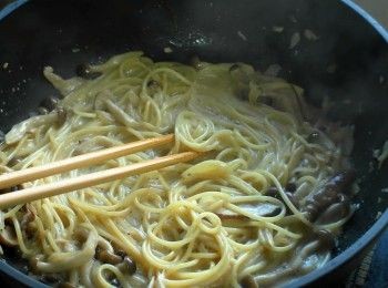 step6: 放入義大利麵拌勻，依照自己喜好將醬汁煮至喜歡的稠度即可。