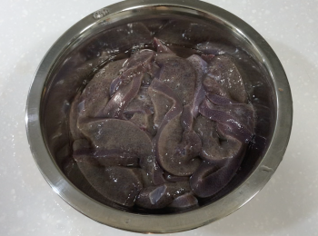 step2: 豬肝先加4-5茶匙生粉(太白粉)，靜置5-10分鐘，之後用水重複洗豬肝
不停換水，不停洗，直至無血水，水變清澈為止，加鹽、白胡椒粉、醋、白酒，醃10分鐘
