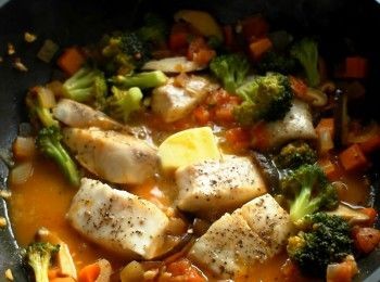 step6: 蛤蜊打開後取出，放入鯛魚以及一小塊奶油煮2-3分鐘並用鹽調味即可。