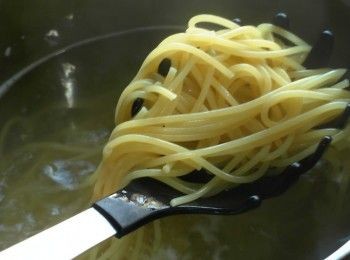 step2: 鯛魚切厚片用鹽、黑胡椒以及少許麵粉醃一下。Vetta高蛋白義大利麵煮至八分軟後取出備用。