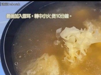 step10: 最後加入雪耳，轉中小火 煲10分鐘。