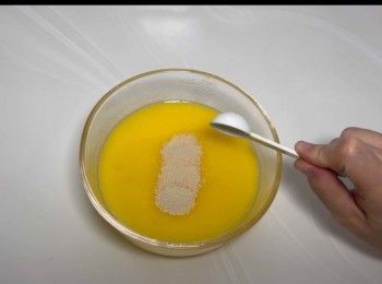 step5: 加入半茶匙的酵母，攪拌均勻。