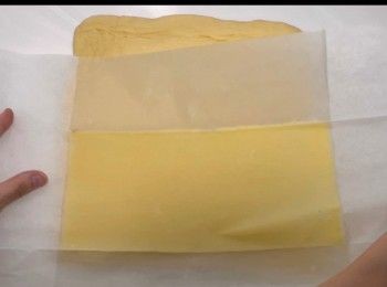 step17: 將長方形牛油麵團放在正方形麵團的下方。