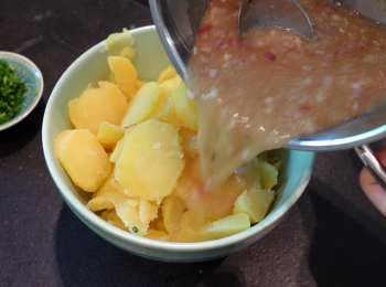 step4: 趁著薯仔暖倒入汁攪拌。加鹽和黑胡椒調味。