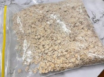 step3: 把原片燕麥片用攪拌器略略打碎或用叉略為壓散。