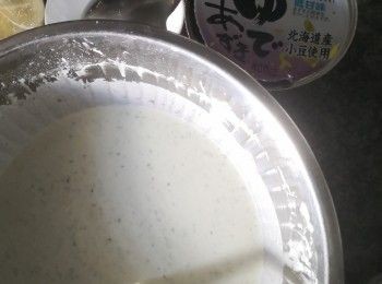 step1: 先將粉，水，糖及椰奶拌好至沒有粉粒為止，浠醮程度是勺起液態流動快但又少少黏勺為合