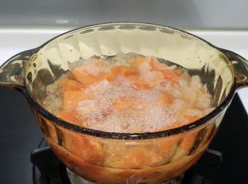 step3: 在鍋中加水加雪耳和砂糖，中火煮沸，加木瓜