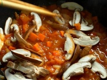 step4: 加入一點水以及鮮香菇拌勻，蓋上鍋蓋小火煮5分鐘。