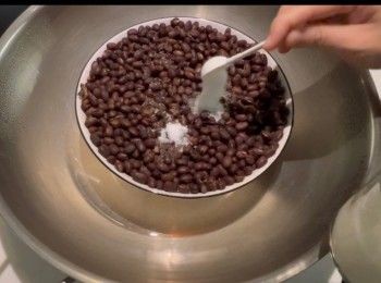 step2: 將浸過夜的紅豆瀝水，倒入碟內，再重新注入乾淨的清水（清水必須覆蓋所有紅豆），用中至大火隔水蒸45分鐘至淋身。蒸好後，趁熱加入適量的砂糖調味，甜度可隨意調節。