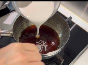 step8: 將糖水熄火之後，再將粉漿拌入。一邊加入粉漿，一邊快速攪拌，以免凝固。