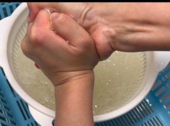 step15: 取出平底鑊，以細火將餡餅兩面煎至金黃色，我用了大約8分鐘就煎好。