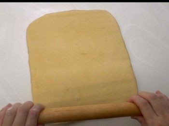 step16: 將麵團擀成26 cm ×26 cm的正方形，厚度要一致喔。