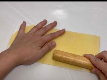 step13: 用牛油紙，將牛油麵團擀成24cm x12cm 的薄長方形。（詳細做法可以參考本人的YouTube影片）放在陰涼地方或雪櫃備用。