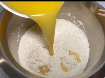 step7: 倒入預備好的雞蛋牛油溶液。