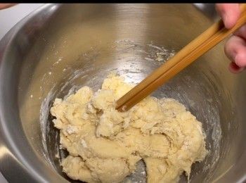 step8: 用筷子攪成麵團。