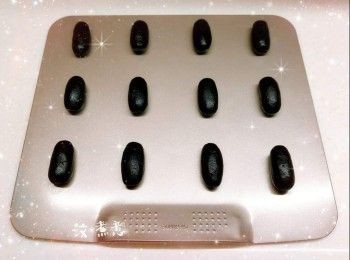 step2: 用篩逐少加入低筋麵粉、高筋麵粉和可可粉（分3次，加到第3次時可用手將粉團搓勻至光滑） 2. 將粉團分成一份份（15 g），稍微搓成長形，再壓平成橢圓形餅狀