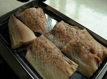 step2: 鯖魚切大塊，用鹽與黑胡椒醃一下。