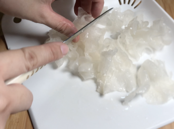 step2: 將雪耳洗淨，用水浸泡至軟，切掉硬的部份，切小塊