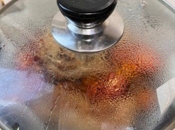 step3: 在生鐵鍋內塗上油，再舖上牛油紙，放上已吹乾的雞和車厘茄，並灑上橄欖油、乾雜錦香草碎、乾迷迭香和少許鹽。