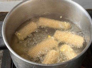 step3: 先煮沸1公升水，放入粟米鬚煮30 分鐘至出味。