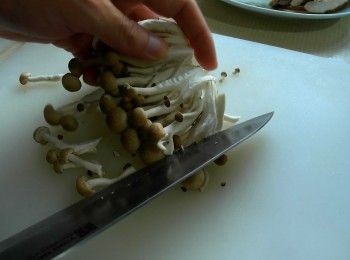 step1: 鮮香菇切片、洋蔥切絲、大蒜切末、鴻喜菇去根撥散。