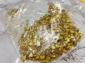 step5: 無花果切薄片；開心果略壓碎。