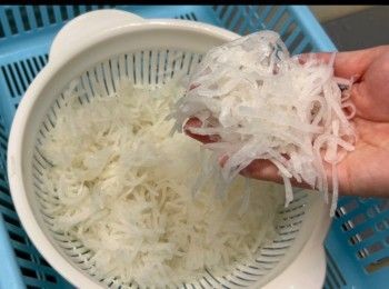 step3: 將白蘿蔔㓟皮和刨絲。