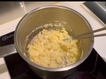 step3: 用筷子將麵粉與牛油溶液拌勻。