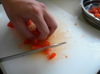 step1: 薑切末、甜椒切小丁、番茄去皮後切小丁、青蔥切蔥花。