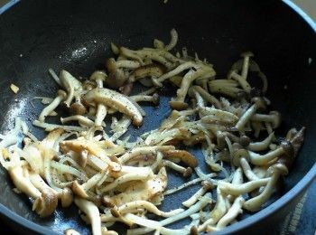 step4: 同鍋放入洋蔥、蒜末、鮮香菇、鴻喜菇以及黑胡椒粉拌炒至菇類軟化。