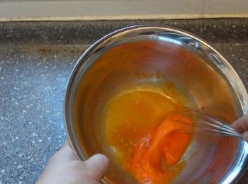 step1: 先把室溫雞蛋打散