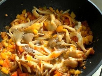 step5: 放入甜椒丁以及喜歡的菇類拌炒均勻。