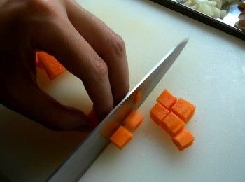 step1: 鮮香菇切片、洋蔥切小丁、胡蘿蔔切小丁、大蒜切末、青花菜切小塊、番茄去皮切小丁