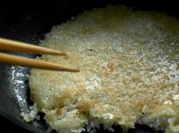 step2: 熱鍋加油，放入煮好的白飯小火慢煎至兩面微焦即成鍋巴。