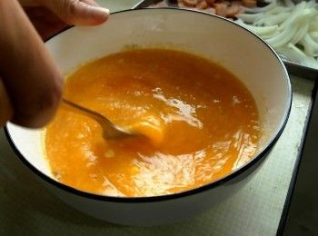 step3: 雞蛋、帕瑪森起司粉以及所有調味料打勻成蛋液。