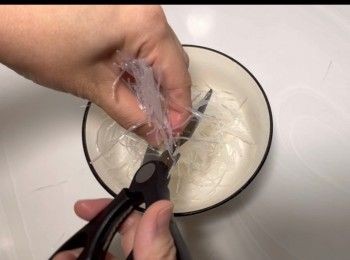 step6: 將浸泡好的粉絲剪成一段段備用。