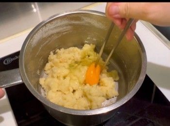 step6: 分三次加入雞蛋。