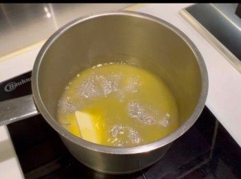 step1: 先將清水、無鹽牛油和鹽，用細火煮溶。