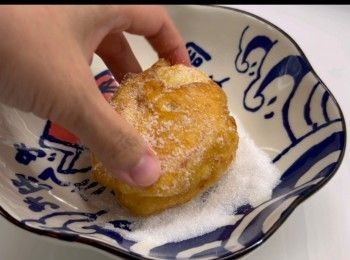 step10: 將炸好的完全放涼之後，才沾上砂糖。