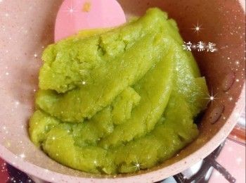 step5: 加入牛油和糖，用小火翻炒至開始收乾水份，再加入椰絲，翻炒至成團（稍微放涼至不燙手，可搓至軟滑不黏手便可）