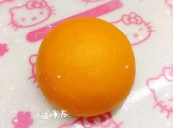 step8: 蓋上保鮮紙，靜置30-40分鐘作第二次發酵，粉團會脹大1-2倍 2. 在已發酵成形的粉團上灑上少許麵粉作裝飾（可省略） 2. 預熱5分鐘（170°），放下層，焗約18-22分鐘（至表面金黃）