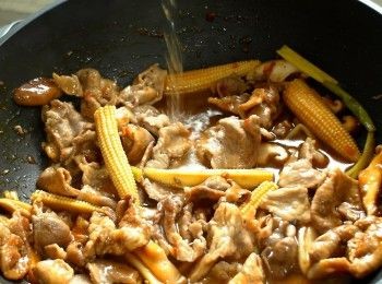 step4: 放入玉米筍、蔥段、鮮香菇拌炒均勻。
放入所有調味料拌勻，加100cc水蓋上鍋蓋小火煮5分鐘。