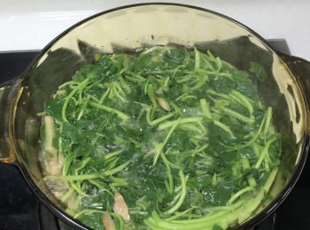 step3: 枸杞洗淨，用水浸泡，將薑片剪成薑絲，鍋中加水和薑絲，大火煮沸，加西洋菜