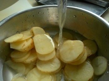 step1: 小型馬鈴薯洗乾淨後切薄片，泡水去除表面澱粉。